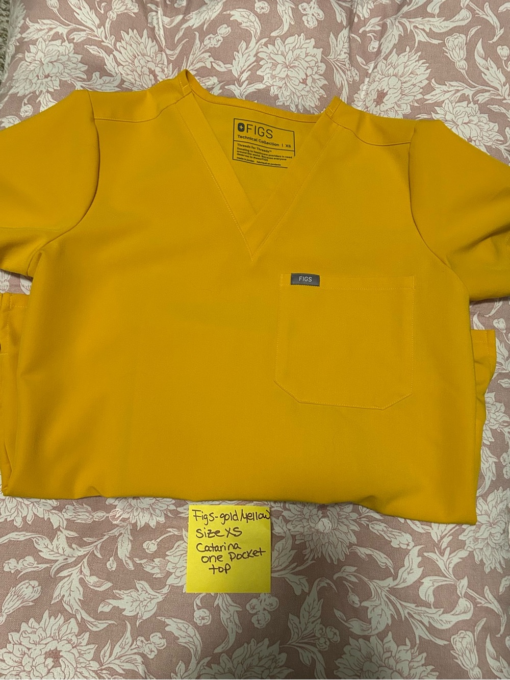 FIGS Catarina V-Neck Top in Gold size XS and Zamora Joggers size Small Petite